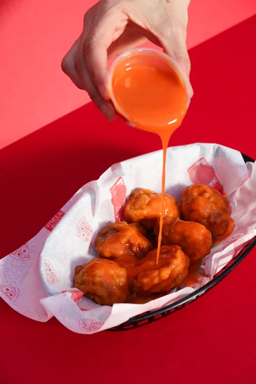 Boneless bañados en salsa buffalo