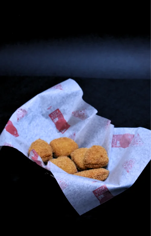 Nuggets de pollo en papel de marca