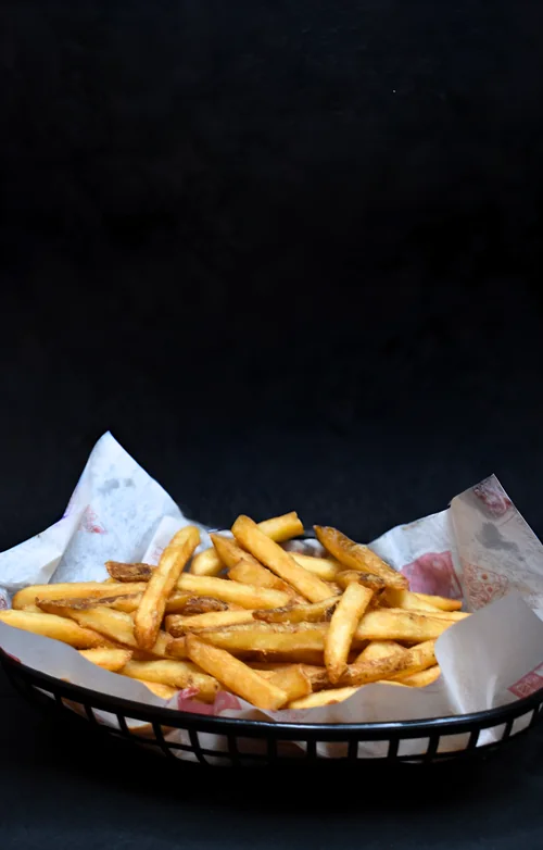Orden de papas a la francesa en canasta