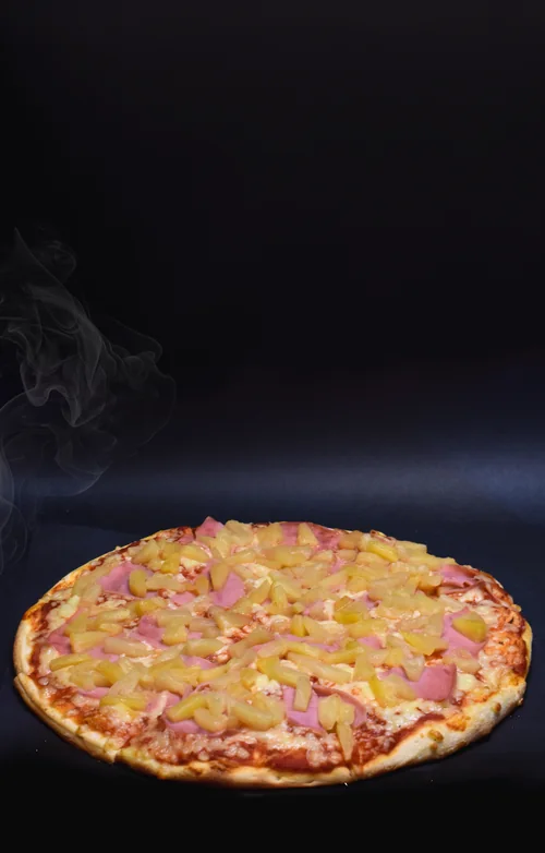 Pizza completa hawaiana con jamón y piña